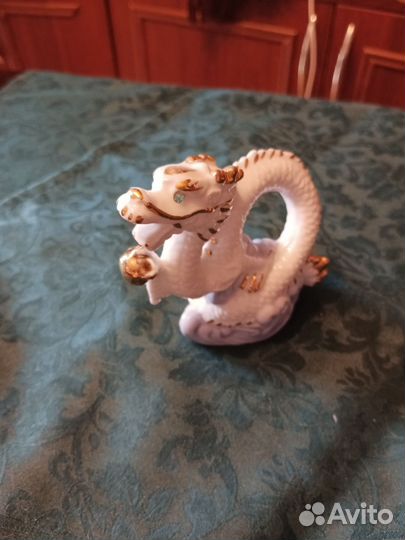 Фарфоровый дракон