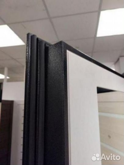 Входная уличная дверь