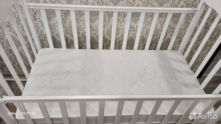 Детская кроватка с универсальным маятником