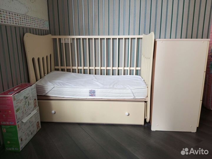 Детская кроватка с маятником