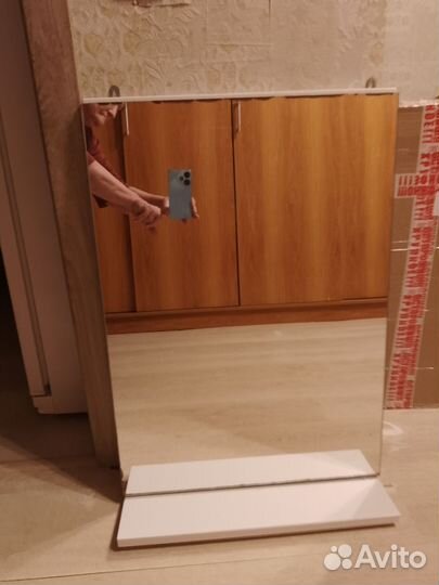 Зеркало с полочкой