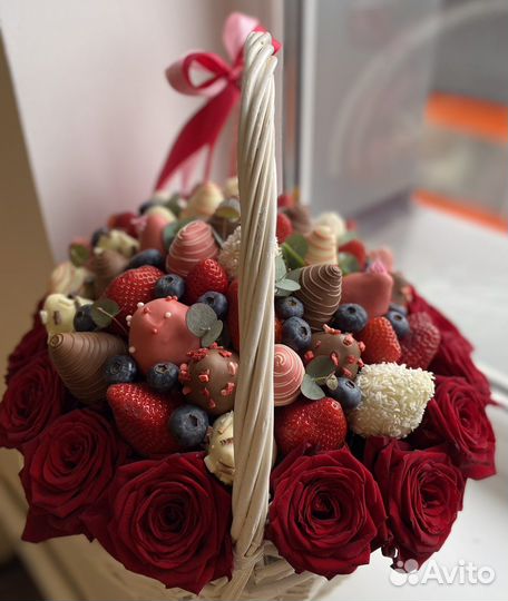 Подарочные корзины, клубника в шоколаде