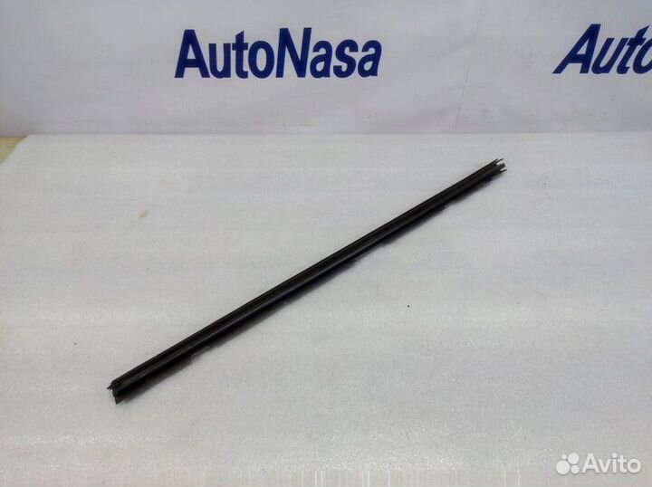 Уплотнитель стекла двери передний правый