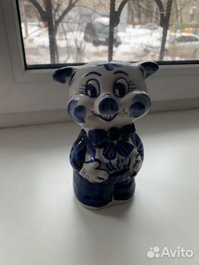 Статуэтка свинка Гжель