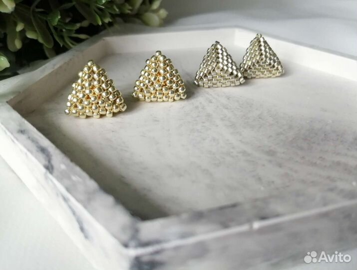 Серьги-гвоздики из бисера ручной работы