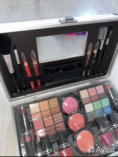 Набор декоративной косметики с кейсом, новый