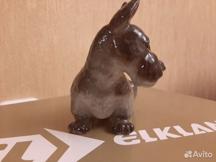 Фарфоровая статуэтка собака