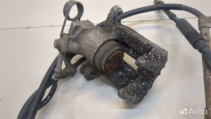 Суппорт левый задний Volkswagen Passat 5