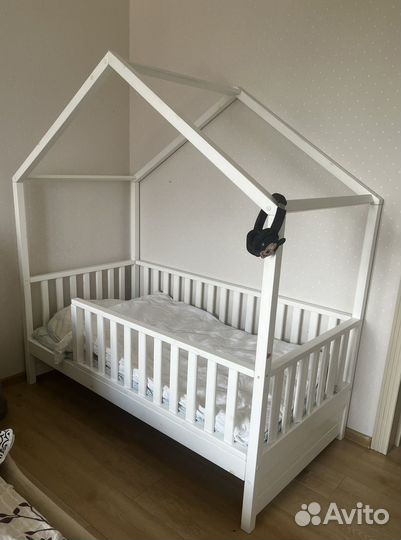 Детская кроватка домик с матрасом
