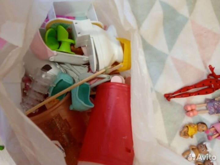 Барби и пакет с мебелью и разными вещами для кукол