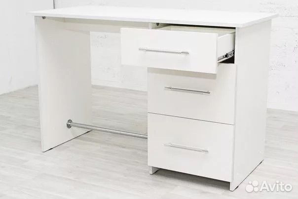 Маникюрный стол