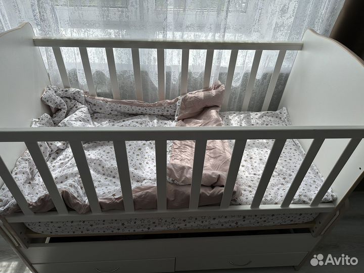 Детская кроватка с маятником