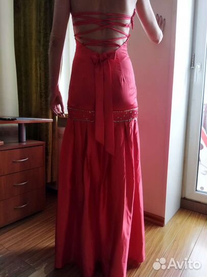 Платье красное атласное