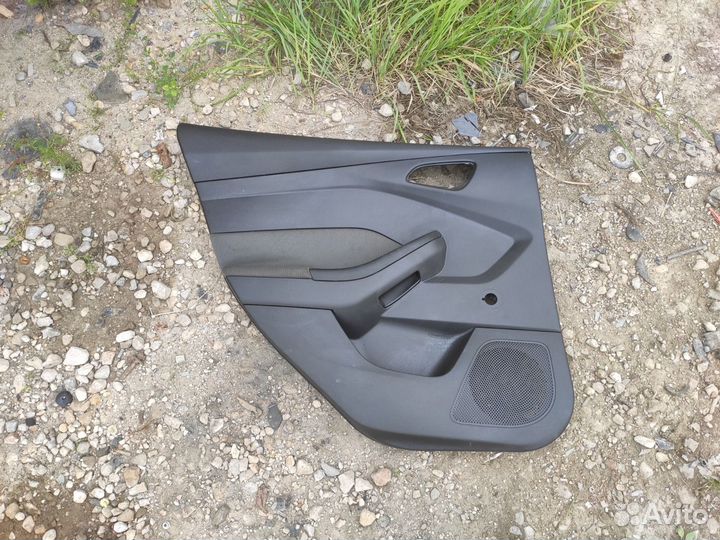 Обшивка двери задняя левая Ford Focus 3 седан 1.6