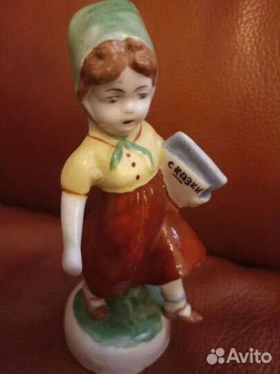 Статуэтка девочка с книгой Бронницы