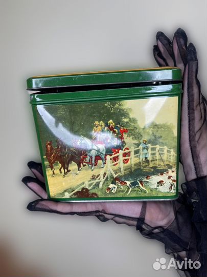 Антикварная жестяная коробка