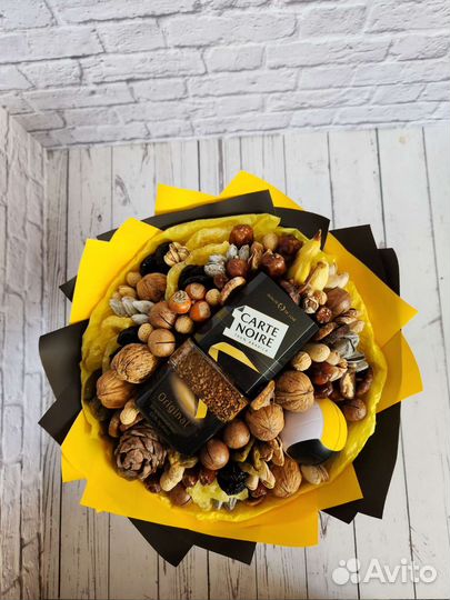 Букет из орехов и сухофруктов для мужчины