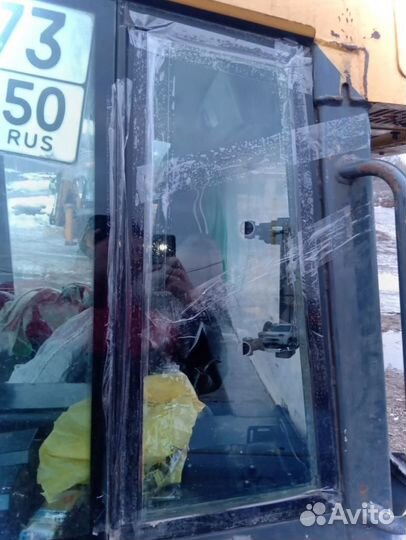 Caterpillar 428e Стекло лобовое нижнее правое