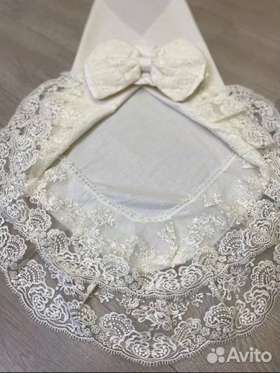 Кружевной уголок на выписку с бантом