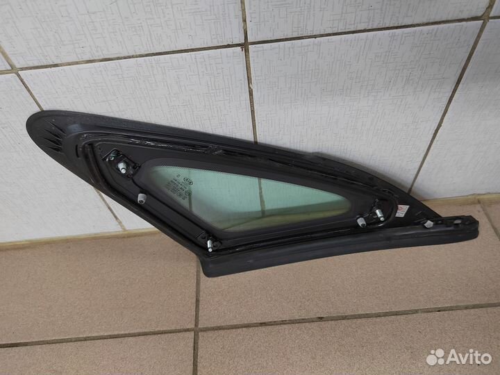 Форточка задняя левая с накладкой Kia K5 DL3