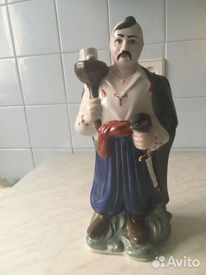 Фарфоровые штофы и статуэтки