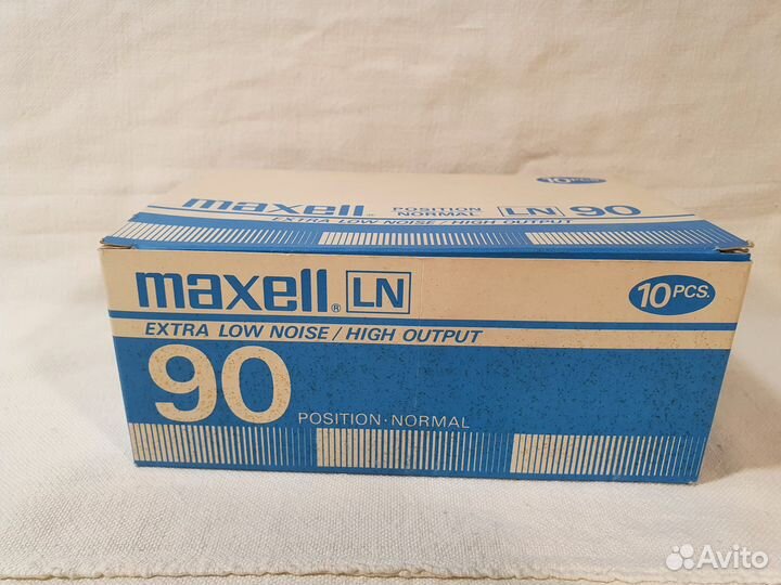 Винтажные аудиокассеты и коробка от кассет