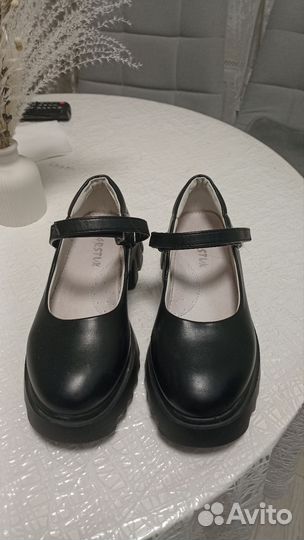 Туфли для девочки 36 размер. В носке 2 раза
