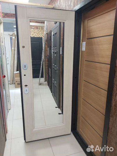 Дверь входная с зеркалом и без зеркала