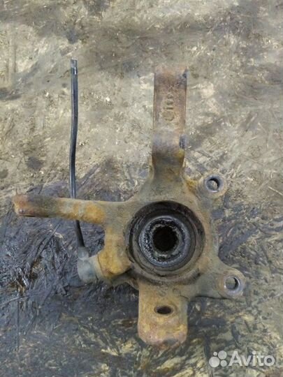 Поворотный кулак передний левый Nissan Almera N16