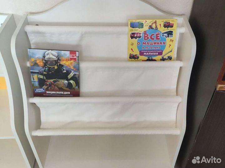 Стеллаж для книг монтессори