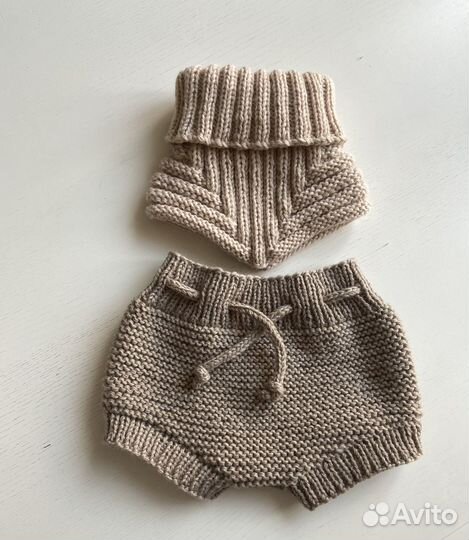Вязаные детские вещи (шапка+шортики)