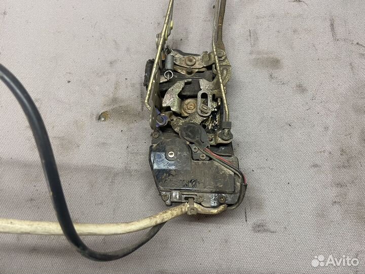 Замок двери передний Suzuki Escudo TD01