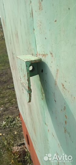 Металлический шкаф для садового инвентаря