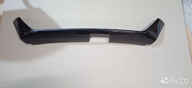 Вставка в верхнюю решетку радиатора 