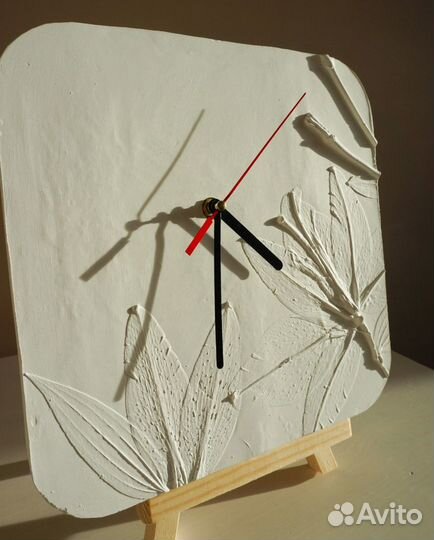 Часы на стену с гипсовым циферблатом