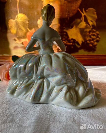 Фарфоровая винтажная статуэтка