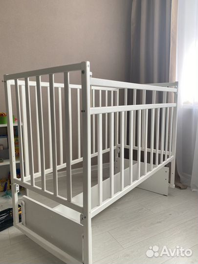 Детская кроватка с маятником и матрасом
