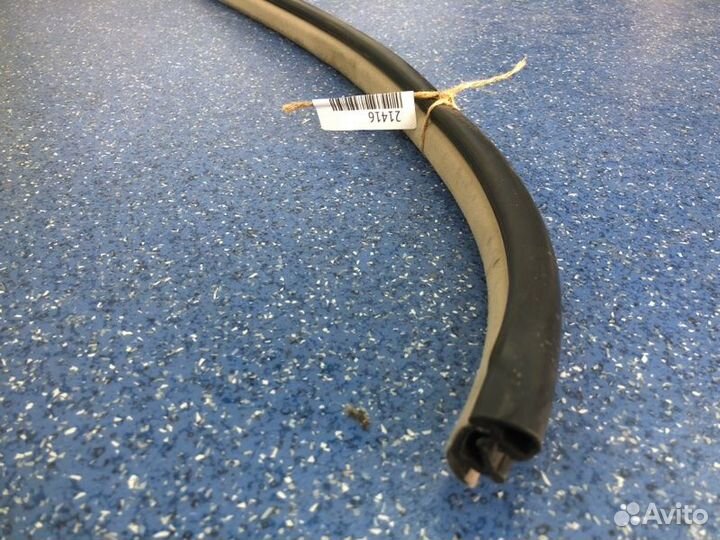 Уплотнитель проема двери задний правый Toyota Land