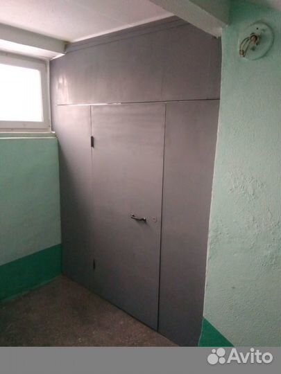 Кладовка металлическая с дверью между этажами