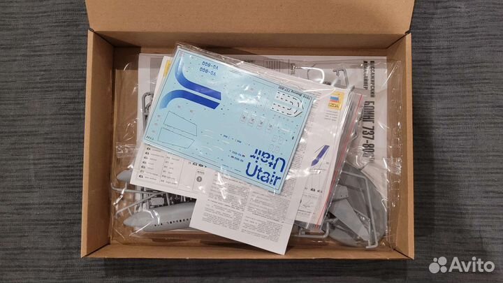 Сборная модель самолета Boeing 737-800 1/144