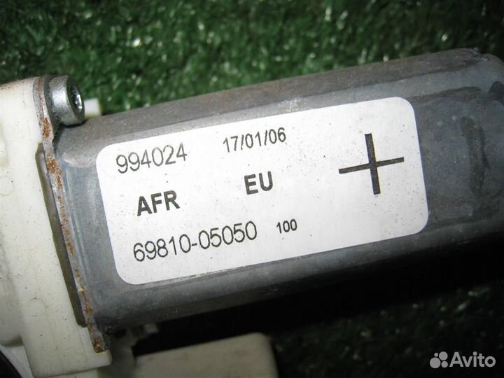 Стеклоподъемник передний правый Toyota Avensis T2