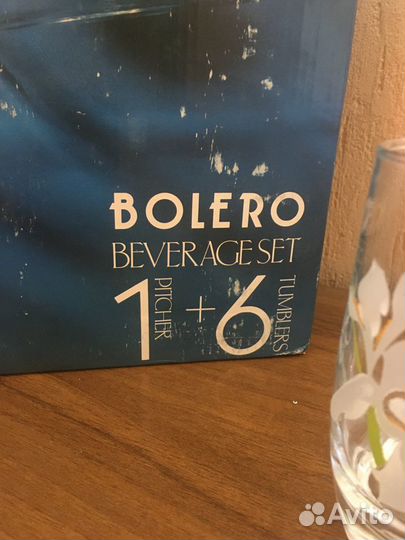 Стаканы и кувшин