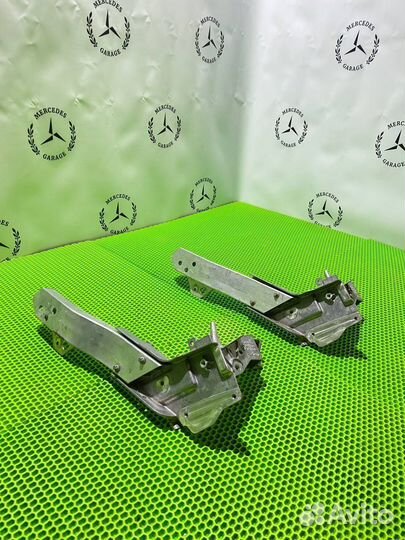 Кронштейн передней панели правый Mercedes-Benz E W