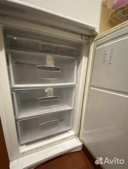 Холодильник indesit на запчасти