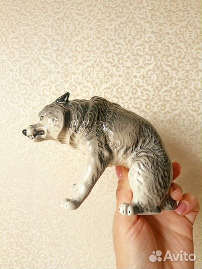 Фигурка волк