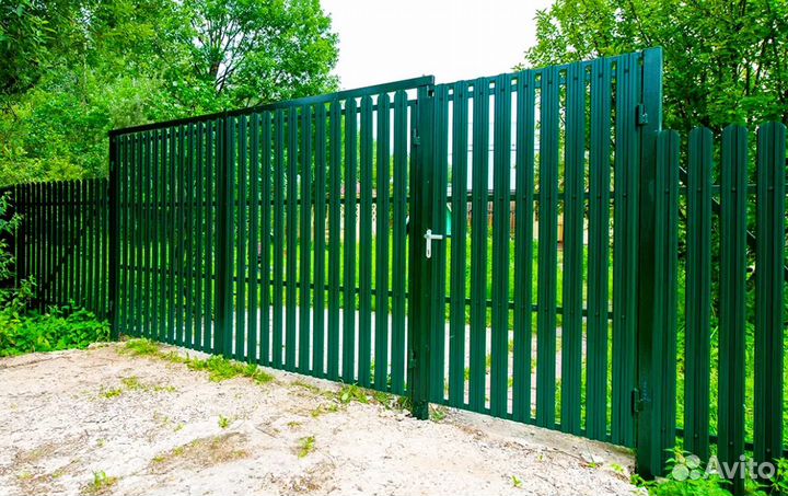 Забор из евроштакетника,ворота под ключ