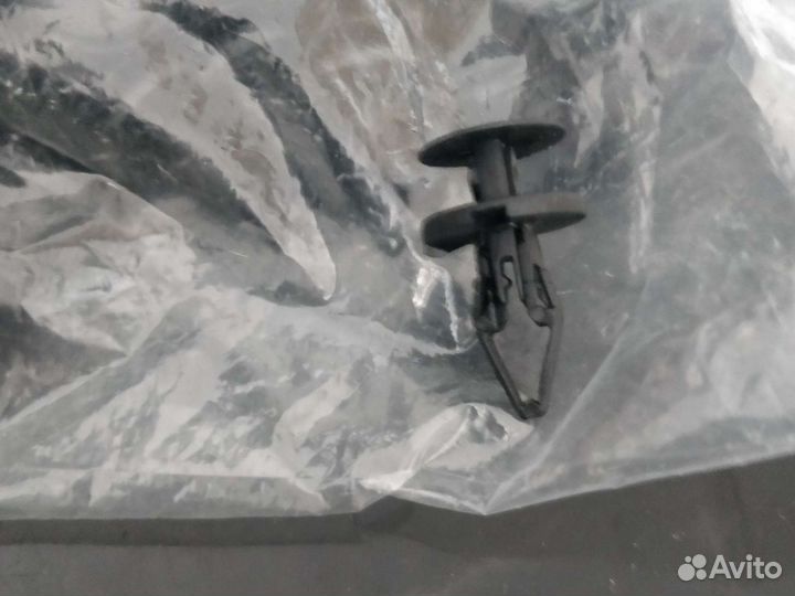 Клипса для ремонта обшивки автомобиля