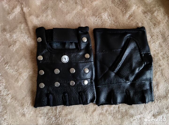 Перчатки без пальцев с клепкой