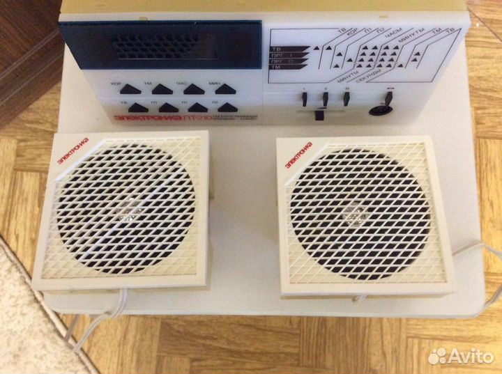 Трех - ный приемник СССР с колонками и часами