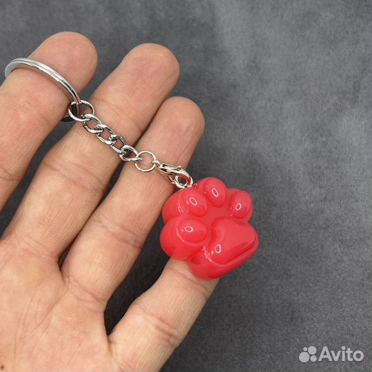 Брелок в виде кошачьей лапки